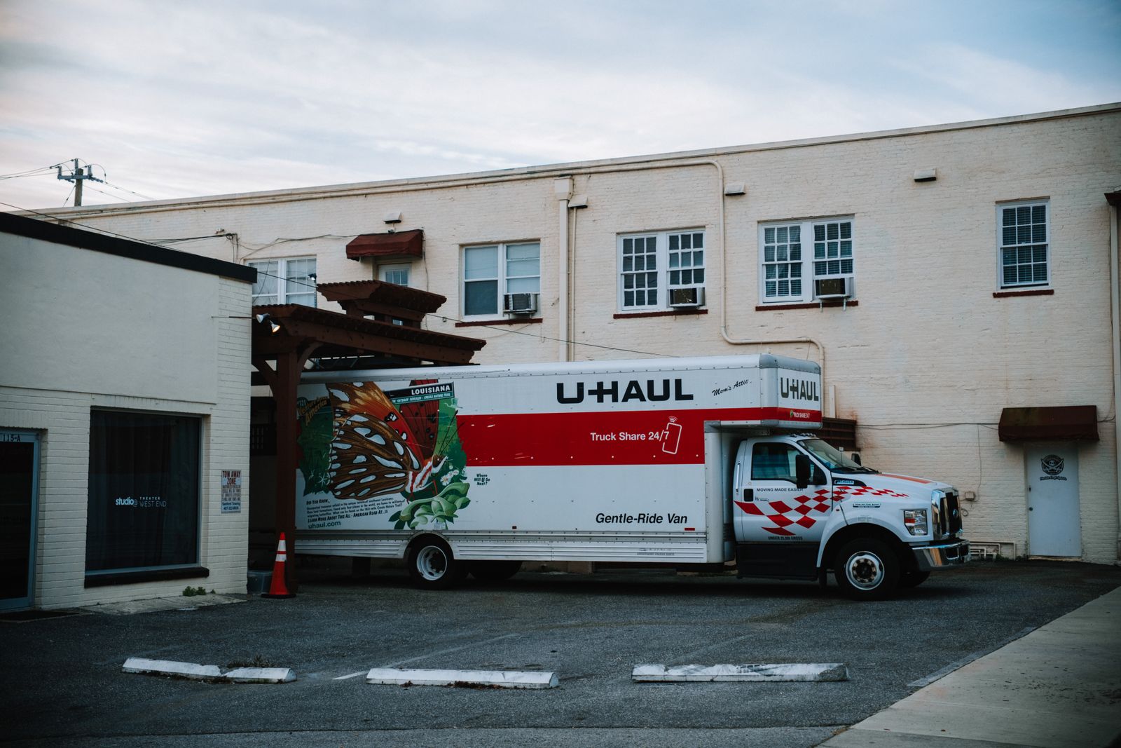 16 ft box truck from the BlueLine fleet